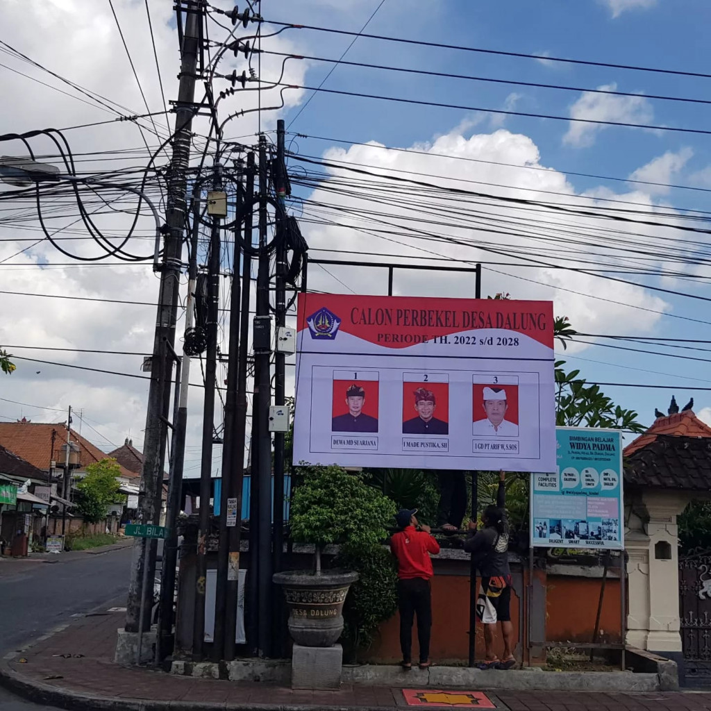 Pemasangan Baliho di 24 Titik Jelang Pemilihan Perbekel 2022 Di Desa Dalung Berjalan Lancar
